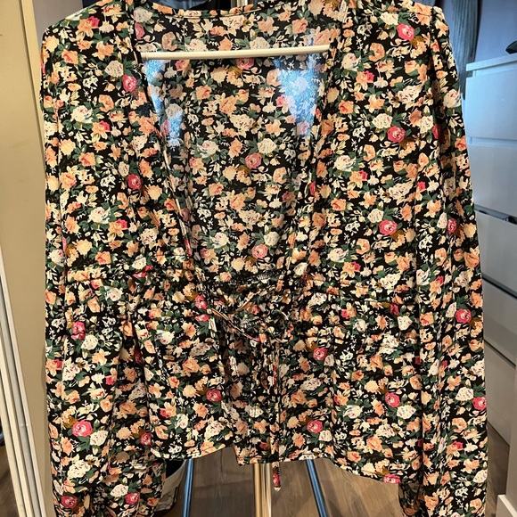 Shein top with tie front detail - Picture 4 of 4